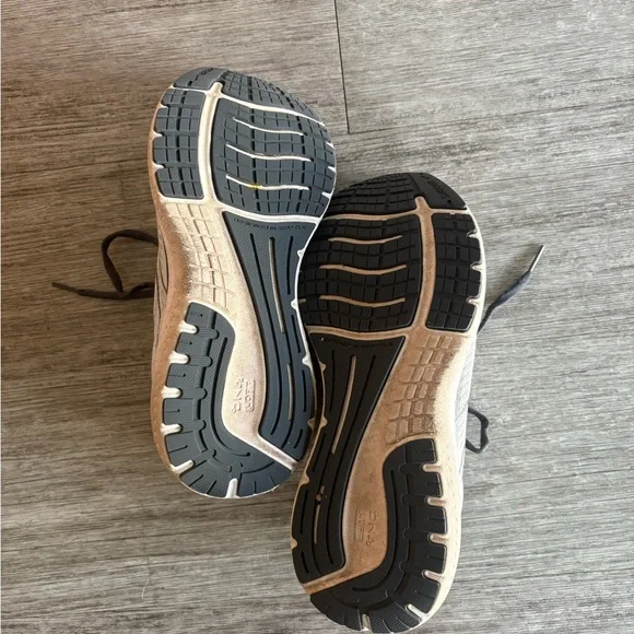 Brooks Women’s 7.5 Tennis Shoes - Picture 9 of 10